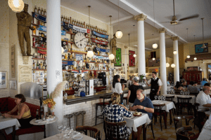 Brasserie Petanque salón