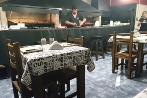 Ariel a la parrilla salón