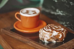 Good Joe Coffee to go roll de canela