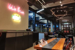 Dean & Dennys La Plata salón
