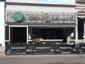 Dean & Dennys La Plata fachada