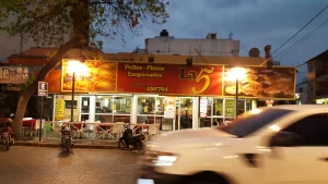 La 5 Fachada