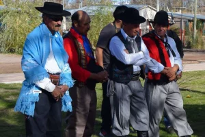 Plaza Principal de El Sosneado Gauchos