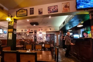 Puente Viejo Restobar y Fábrica de cerveza artesanal salón