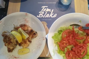 Tom Blake Lounge Bar platos