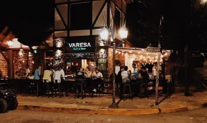 Varesa Restaurante Food Beer Fachada