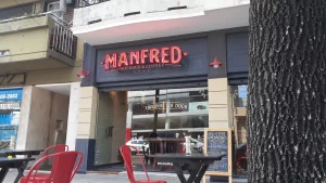 Manfred Hot Dogs Coffee Fachada
