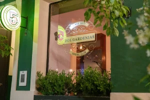 Dos Gardenias Social Club Fachada