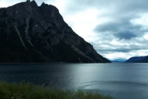 Villa la Angostura en letras gigantes Montañas