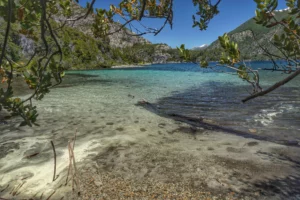 Acceso Bahía de los Troncos Fachada