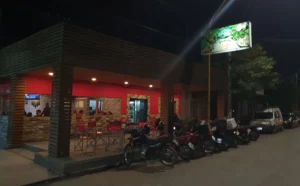 Pizzería Taki Karaoke Fachada