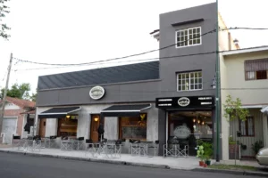 Pizzería y Cervecería Arias Fachada