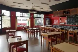 El Roble restaurant salón