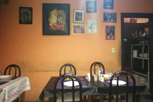 Parrilla De Aqui A La Esquina salón