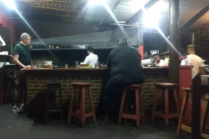 Parrilla De Aqui A La Esquina salón